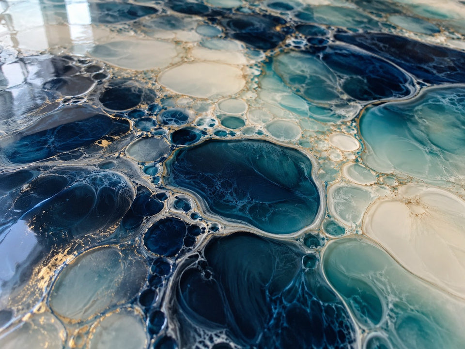 Blaue und weisse Zellstrukturen als gestalterische Inspiration